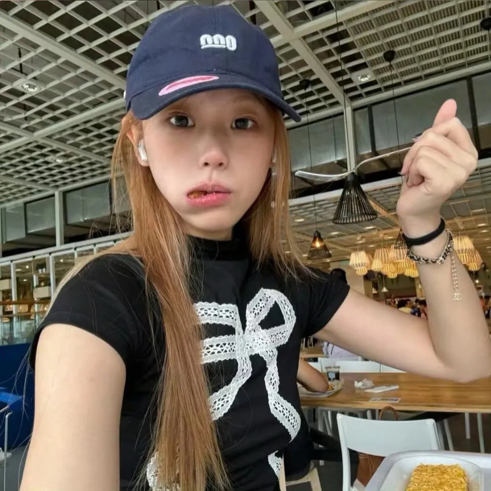 偷偷接吻